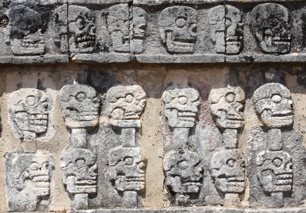 Scultura a bassorilievo con teschi umani su Tzompantli, Chichen Itz — Foto Stock