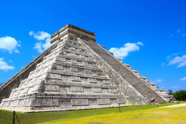 Ősi maja piramis (Kukulcan templom), Chichen Itza, Yucatan, — Stock Fotó