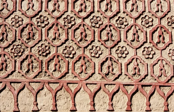 Basreliéf carving s florálním ornamentem na staré štukové zdi, Mexi — Stock fotografie