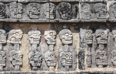 Kısma Tzompantli, Chichen Itza, Yucatan, Meksika üzerinde insan kafatasları ile oyma