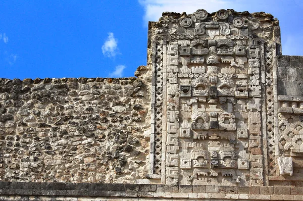 Antigua muralla con máscaras de dios Chaac, Uxmal, Yucatán, México —  Fotos de Stock