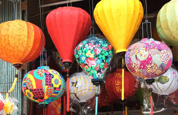 Lanterne di seta multicolore cinesi a Hoi An, Vietnam — Foto Stock