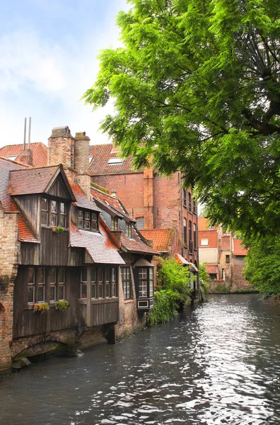 Középkori épületek egy csatorna mentén Bruges, Belgium — Stock Fotó