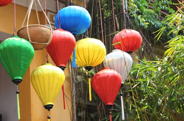 Linternas de seda multicolores chinas en Hoi An, Vietnam — Foto de Stock