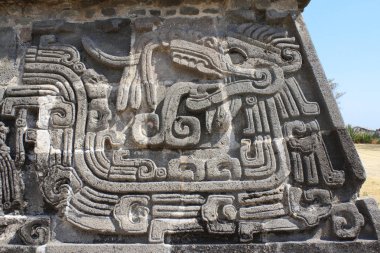 Bir Quetzalcoatl, Xochicalco, Meksika ile oyma kısma