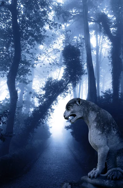 雾蒙蒙的森林中的古代狮子雕像的神秘景观 — 图库照片
