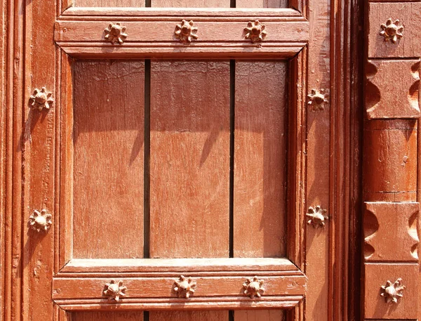 Szczegóły antyczny drewniany drzwi nity metalowe, Taj Mahal w Indiach — Zdjęcie stockowe