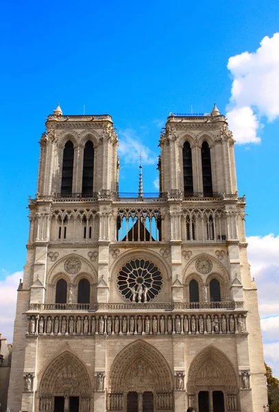 Fasáda ze slavných katedrála Notre Dame de Paris, Francie — Stock fotografie