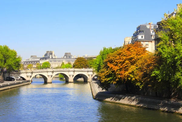 View of the Seine River embankment, the Louvre and bridge, Paris — Stock Photo, Image