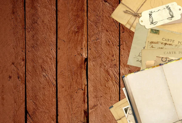 Altes Buch und alte Postkarten auf alten Holzplanken — Stockfoto