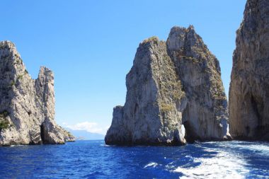 Üç ünlü dev kayalar Faraglioni Capri Adası, İtalya