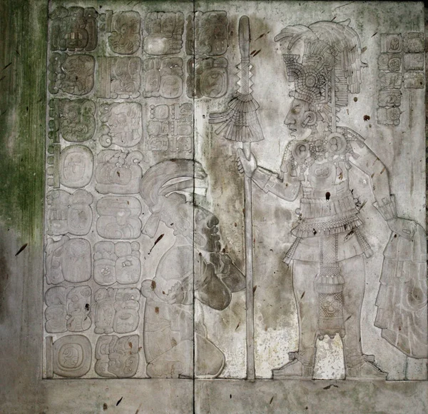 Sculpture en bas-relief avec un roi Maya, Palenque, Chiapas, Mexi — Photo