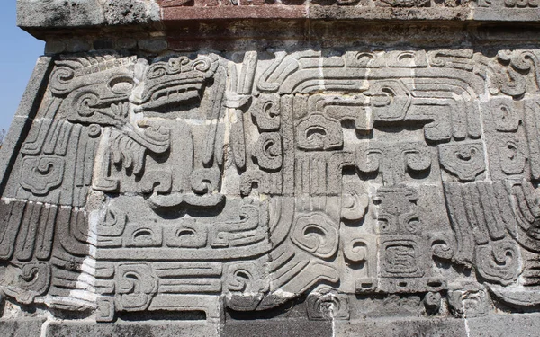 Bajorrelieve tallado con de un Quetzalcoatl, Xochicalco, México —  Fotos de Stock