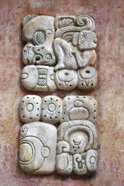 Bajorrelieve tallado con figura de astronauta, Palenque, Chiapas , — Foto de Stock