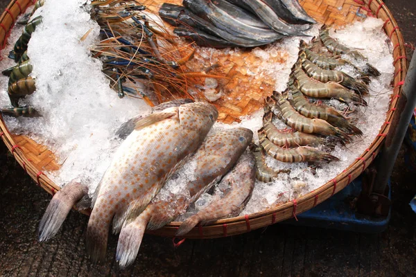 Pesce e gamberetti appena pescati in un mercato del pesce, Myanmar (Birmania ) — Foto Stock