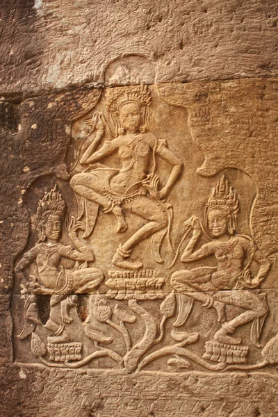 Stone bas-relief of three dancing womens, Angkor Wat, Cambodia — Stock Photo, Image