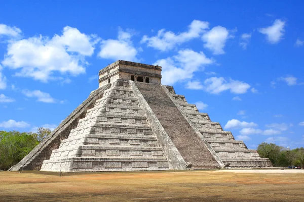 Ancient Mayan pyramid (Kukulcan Temple), Chichen Itza, Yucatan, — Stock Photo, Image