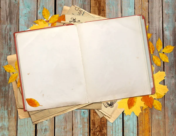 Livro velho e folhas de outono em tábuas de madeira — Fotografia de Stock