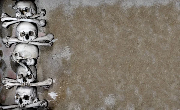 Grunge pozadí s lidskými lebkami a kostmi — Stock fotografie