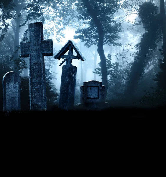 Средневековые каменные кресты и надгробия, кладбище в туманном лесу — стоковое фото