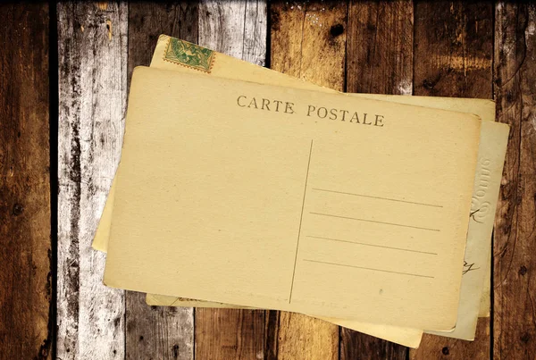 Vieilles cartes postales sur vieilles planches en bois — Photo