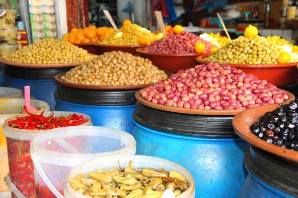 Geschälte Oliven und Pfeffer auf einem traditionellen marokkanischen Markt, rab — Stockfoto