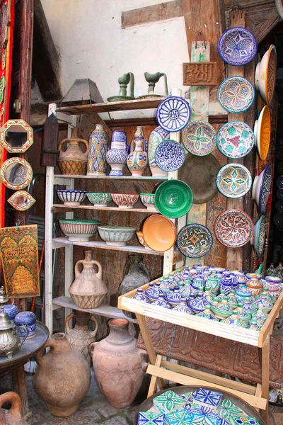Lembranças tradicionais marroquinas em souk em Fes, Marrocos, África — Fotografia de Stock