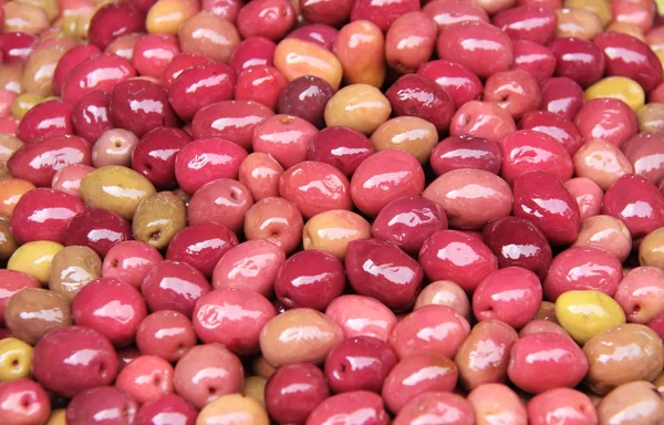 Röd inlagda oliver på en traditionell marockansk marknad, Rabat, Moro — Stockfoto