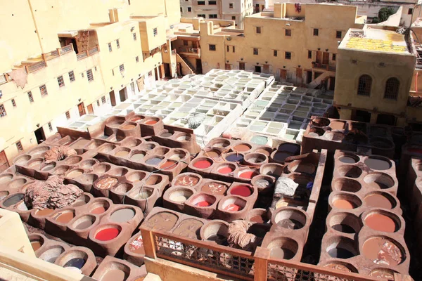 Färbung von Leder in einer traditionellen Gerberei, Fes, Marokko — Stockfoto