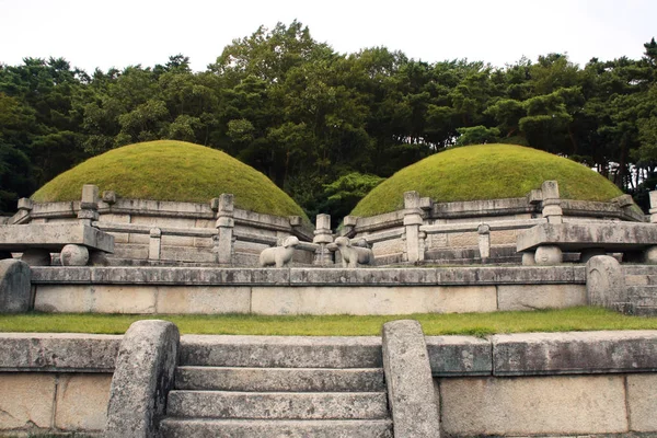 Kung Kongmin och drottning Noguk, Nordkorea gravar — Stockfoto