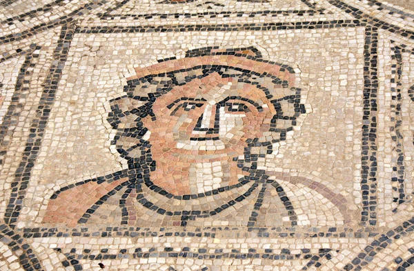 Antiguo mosaico con rostro de mujer, Volubilis, Marruecos —  Fotos de Stock