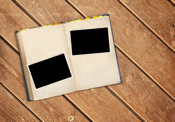 Livro retrô e fotos em tábuas de madeira velhas — Fotografia de Stock