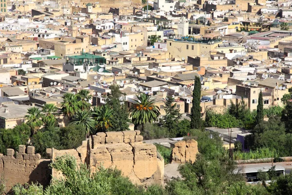 Vue aérienne sur la médina de Fès derrière le mur de la forteresse, Maroc — Photo