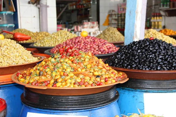 Aceitunas picadas y pimienta en un mercado tradicional marroquí, Rab — Foto de Stock