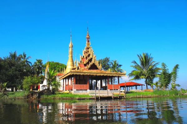 El monasterio más grande y la estupa dorada en Inle Lake, Myanmar — Foto de Stock