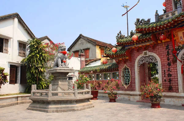 Estátua de leão antigo, templo chinês Quan Cong, Hoi An, Vietnã — Fotografia de Stock