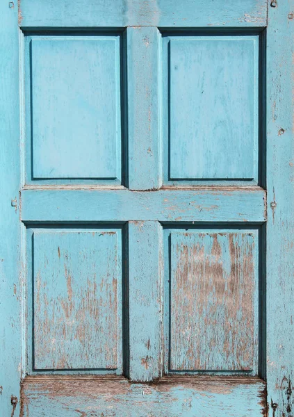 Houten sluiter met gebarsten verf van de blauwe kleur — Stockfoto
