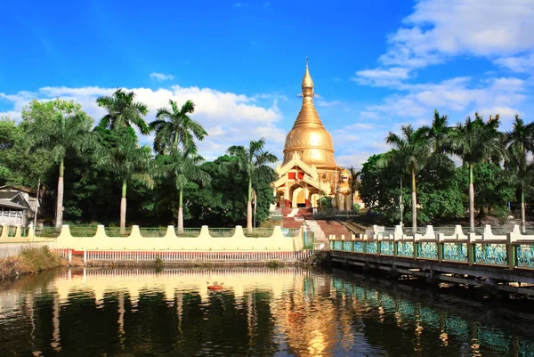 Monasterio más grande y estupa dorada, Myanmar — Foto de Stock