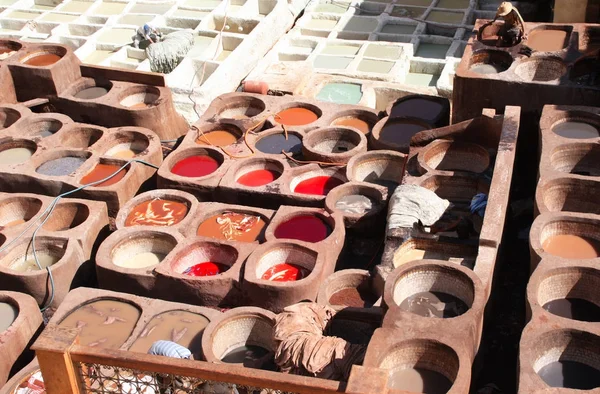 Colorazione della pelle in una conceria tradizionale, Fes, Marocco — Foto Stock