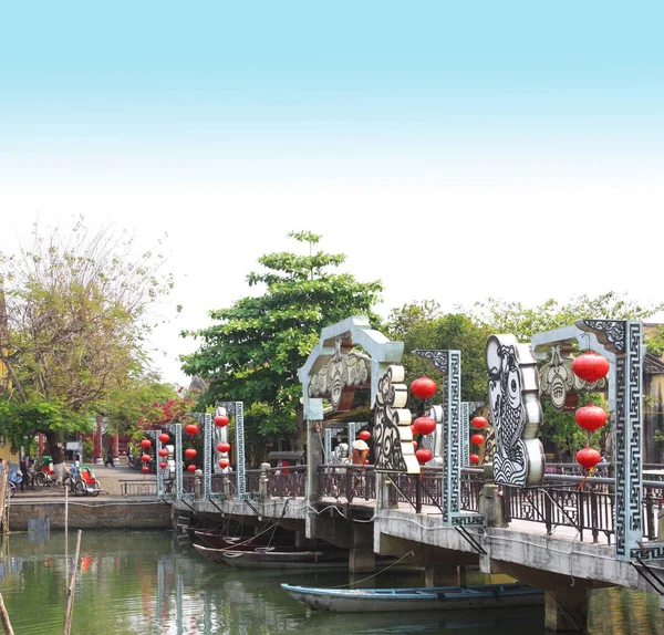 Kładka dla pieszych na rzece Thu Bon, Hoi, Wietnam — Zdjęcie stockowe
