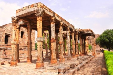 Antik sütunlar, Qutub Minar karmaşık, Yeni Delhi, Hindistan