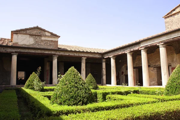 Patio in casa di una ricca famiglia, rovine di Pompei, Italia — Foto Stock