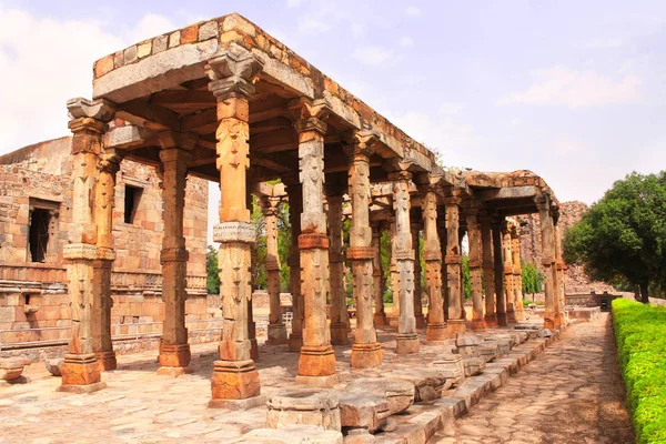 Αρχαίες κολώνες, Qutub Minar συγκρότημα, Νέο Δελχί, Ινδία — Φωτογραφία Αρχείου