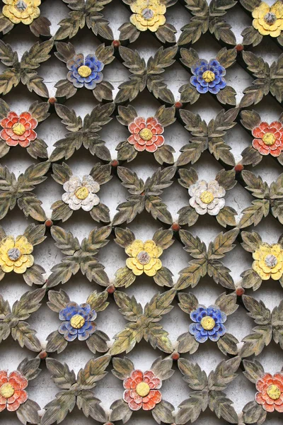 Detalhe da parede de madeira com ornamento floral esculpido, Coréia do Norte — Fotografia de Stock