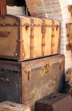 İki vintage ahşap sandık 