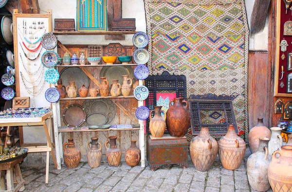 Traditional moroccan souvenirs on souk in Fes, Morocco, Africa — Stock Photo, Image