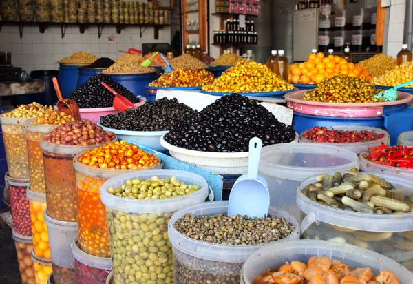 Geschälte Oliven und Pfeffer auf einem traditionellen marokkanischen Markt, rab — Stockfoto