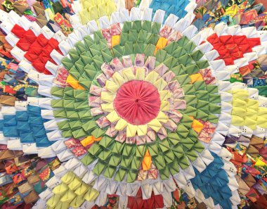 Patchwork tarzı çiçek desenli el yapımı dairesel halı