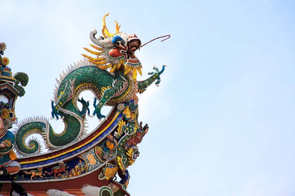 Antigua estatua de dragón en el antiguo templo chino, Penang, Malasia —  Fotos de Stock