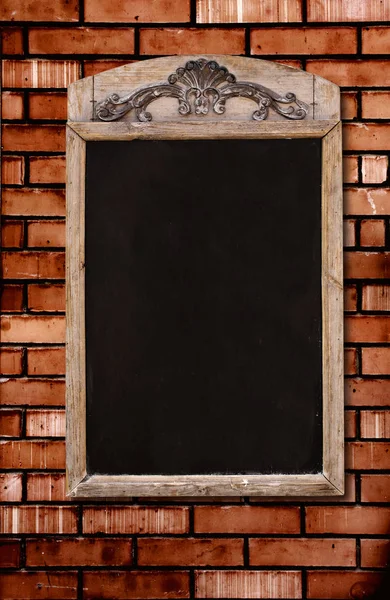 Дерев'яний знак з порожньою чорною дошкою меню — стокове фото